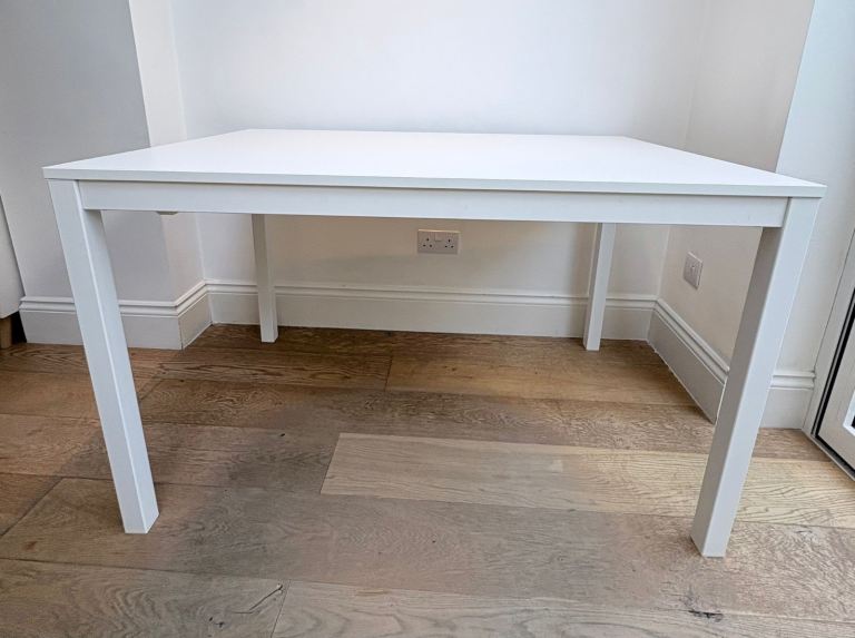 Dining table in excellent condition