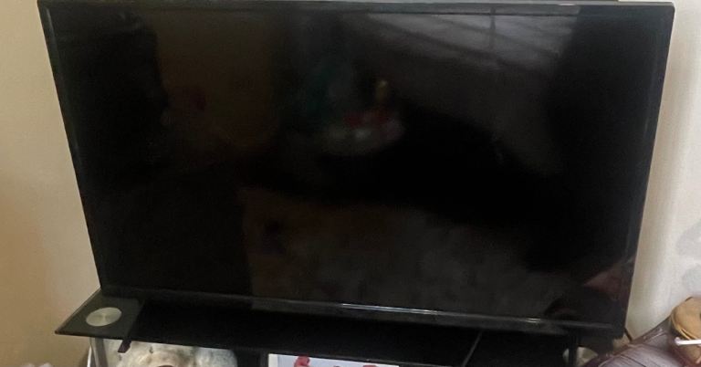 Polaroid 32inch smart tv and wall bracket 