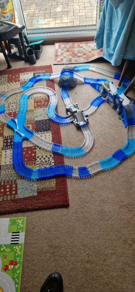  GLOW TRACKS ULTIMATE POLICE SET. INCLUDES BATTERIES. EXCELLENT CONDITION.