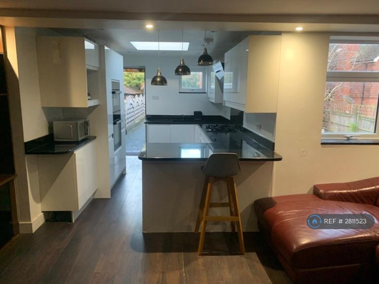 4 bedroom flat in Crossways, Farnham, GU10 (4 bed) (#2811523)