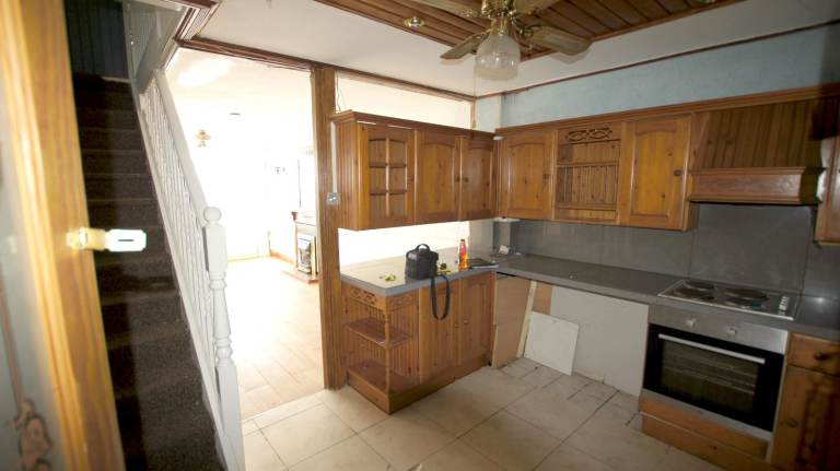 Spacious Split Level 2 Bed Flat Close to Victoria Park