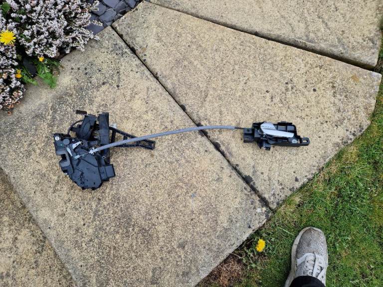 FOR SALE CENTRAL LOCKING MOTOR AND CATCH for 2010 MONDEO MK4 REAR PASSENGER SIDE