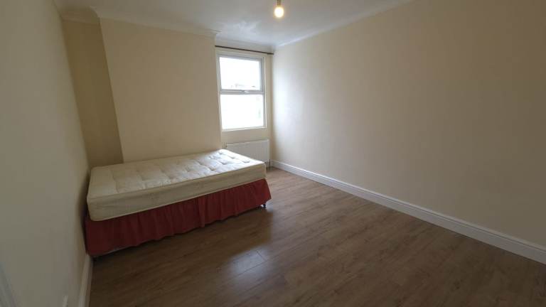Reduced!  2 Bed 1st Floor Flat Near West Croydon Station – View Today!