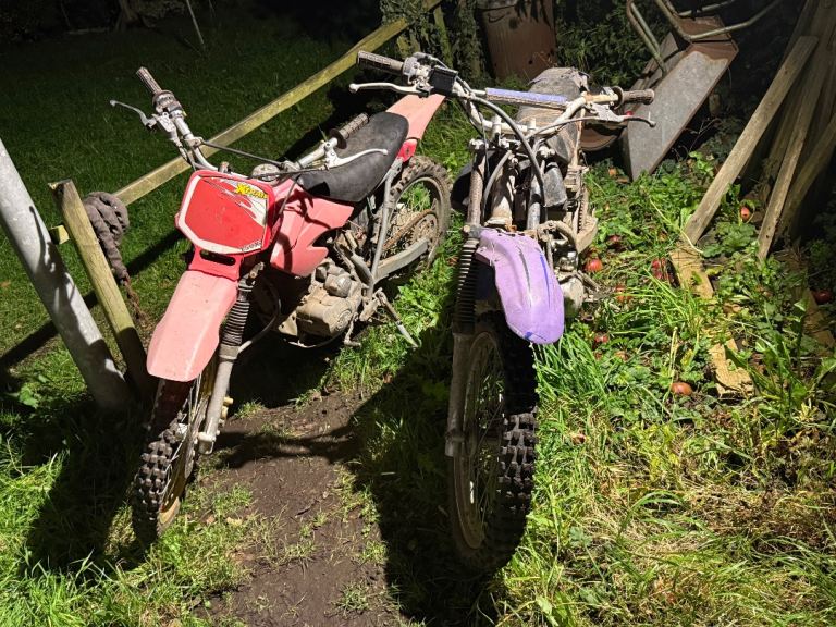 x2 dirt bikes 1 dirt master 175cc 1 skyteam 150cc