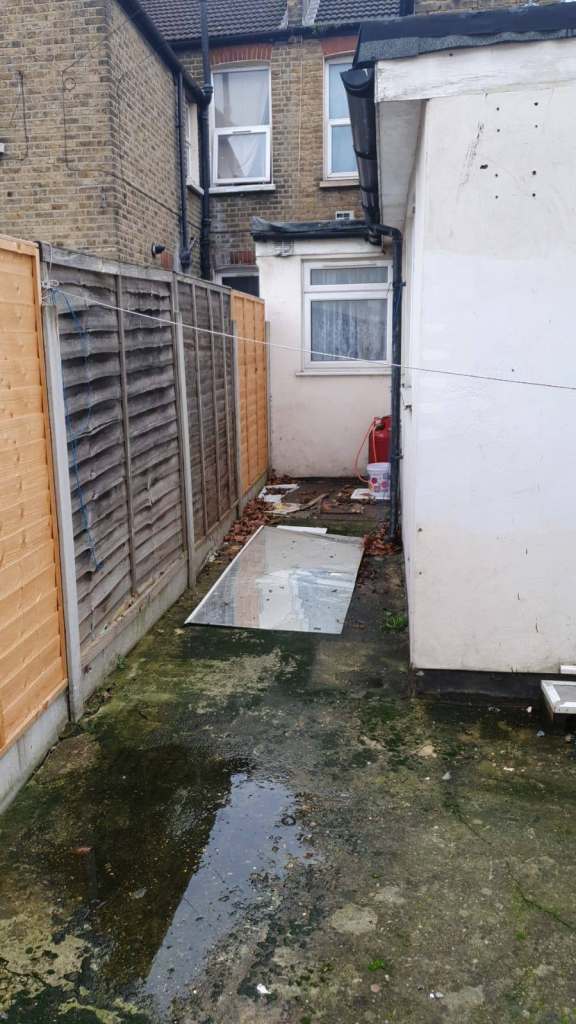 Stylish 1 Bedroom Ground Floor Flat with Private Garden, Cellar & Excellent Transport Links