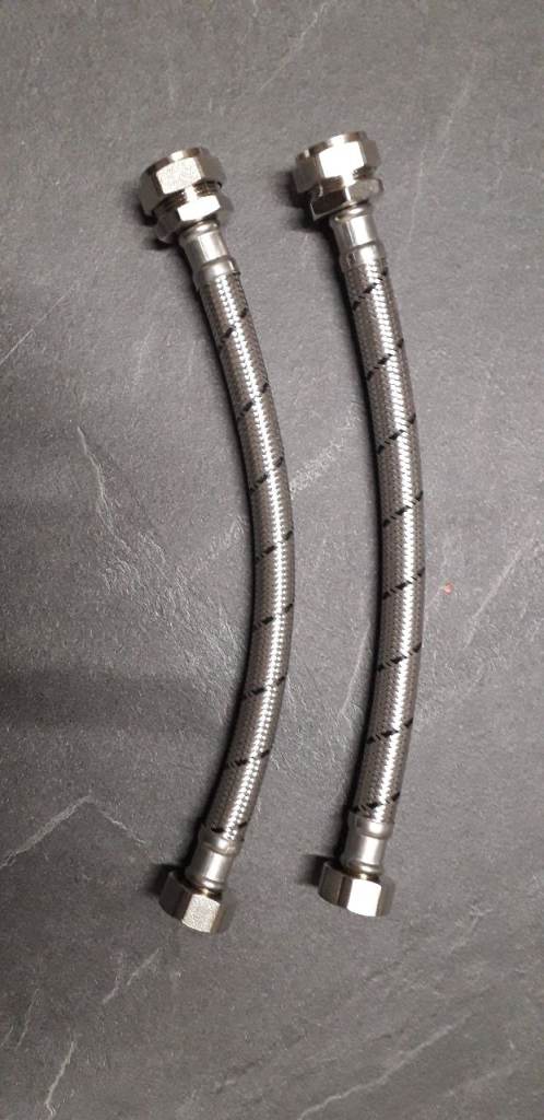 2 pairs of 22mm flexi hoses. (4 hoses)