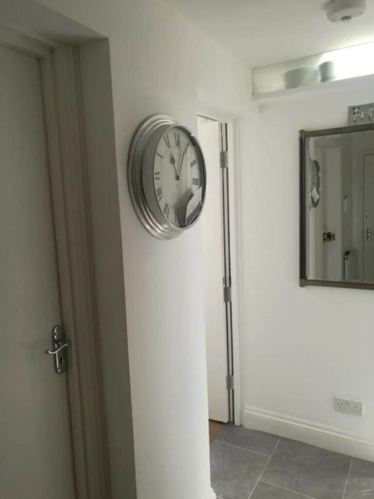 SHORT LET - Top floor Apartment in zone 2