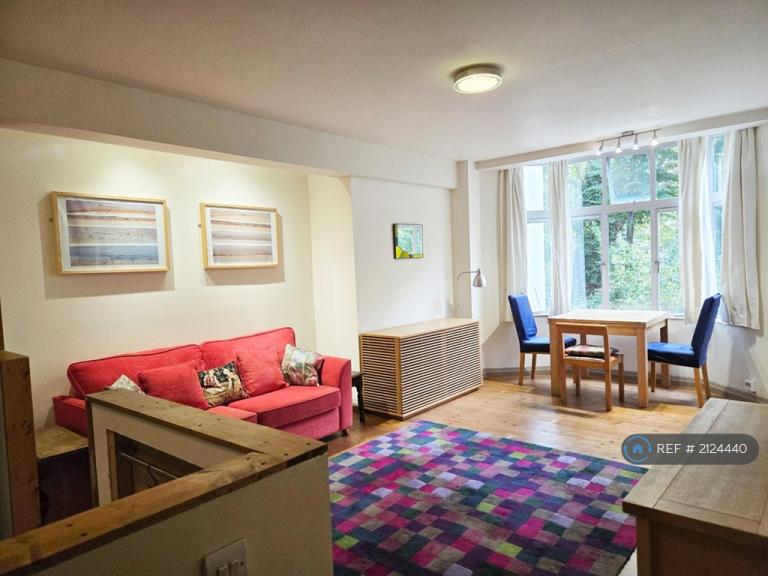 1 bedroom flat in Grays Inn Road, London, WC1X (1 bed) (#2124440)
