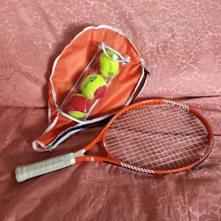 Tennis racket and tennis balls for kids and toddlers ages 4 to 7