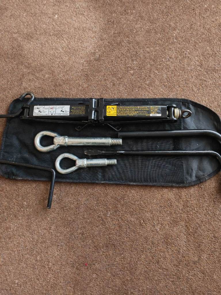 Car scissor jack,handle,2 X wheel braces,2 X towing eyes in canvas bag.