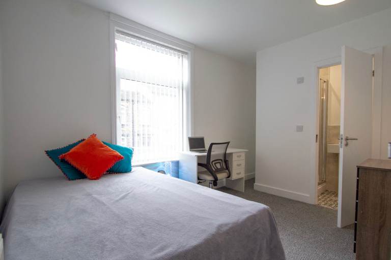 ***AVAILABLE NOW ALL BILLS INCLUDED! house share situated on YEWS MOUNT, HUDDERSFIELD.***