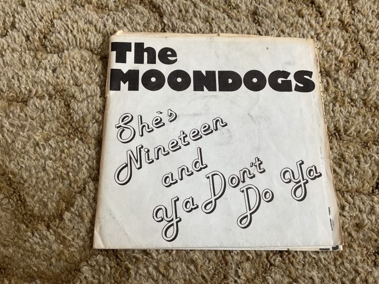 THE MOONDOGS - SHE’S 19 / YA DON’T DO YA 7” POWER POP PUNK RARE