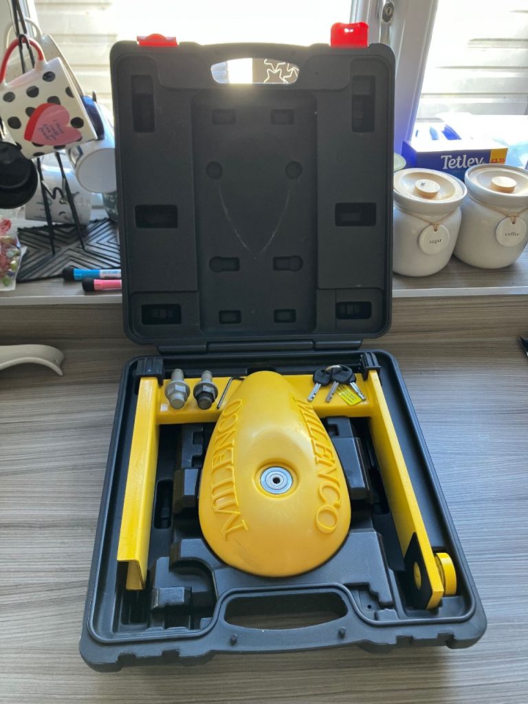 Milenco Wraith 2 Wheel Lock Clamp - 3 keys + 2 x wheel bolt receivers