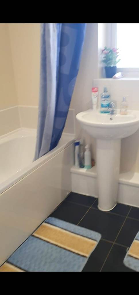 A room in share apartment available. 