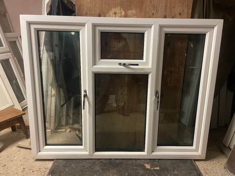 H 118 x W 152 cm - UPVC DOUBLE GLAZED WINDOW - CLEAR GLASS - GOOD CONDITION (REF: LJ188)