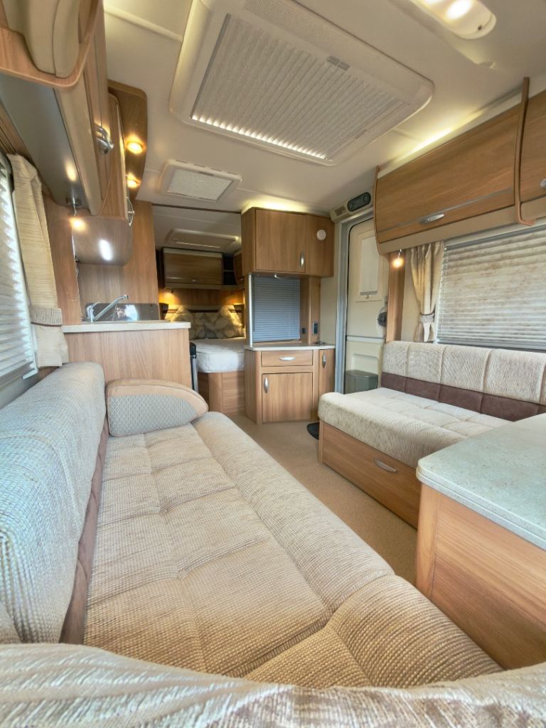 Swift Conqueror 570 Fixed Bed Touring Caravan – End Bathroom