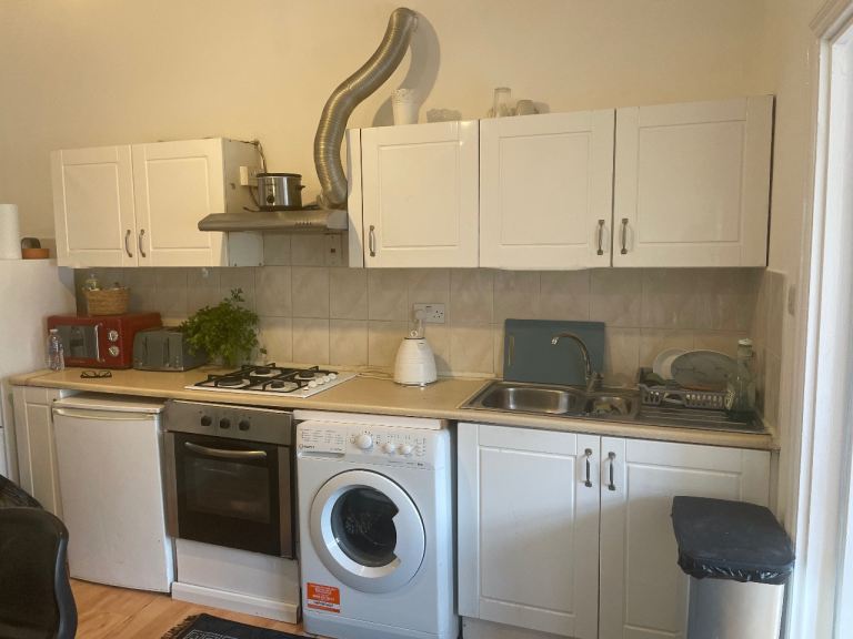 3 bed flat for rent. Barnes. South west London 