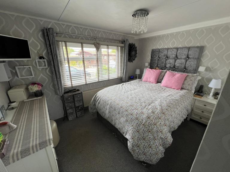 “GRINCH” GREEN WOOD CABIN LODGE 2 BED TWIN LODGE 40FT X 20FT | 2 TOILETS