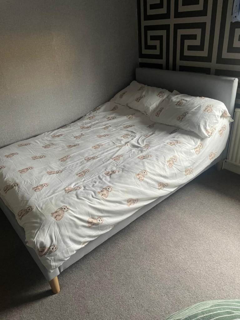 Queen size bed 