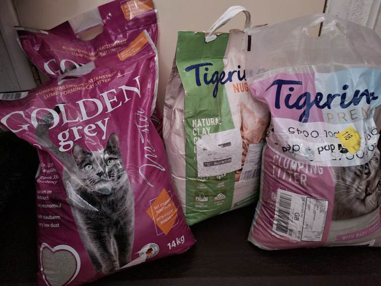 4 bags of cat litter 