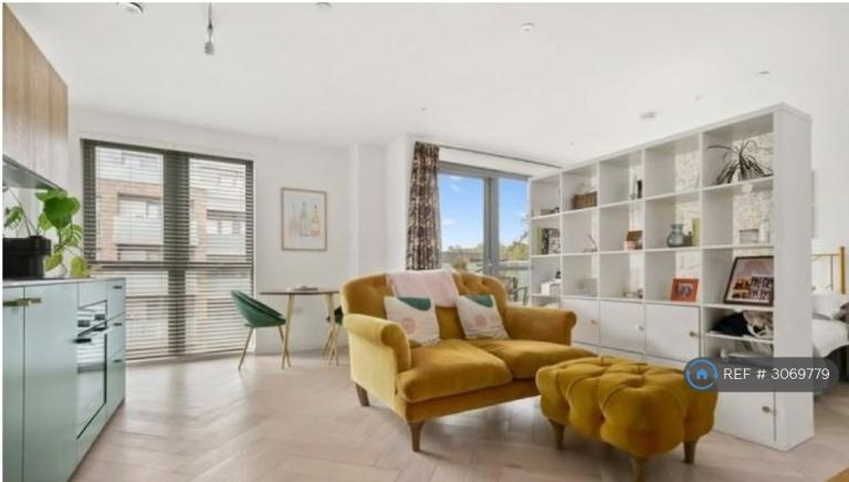 Studio flat in Cross Lane, London, N8 (#3069779)