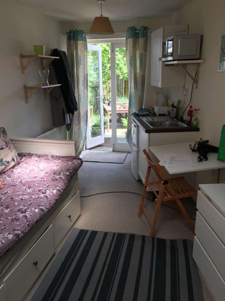 Very nice studio flat to rent in Albrighton village, convenient location for commuting