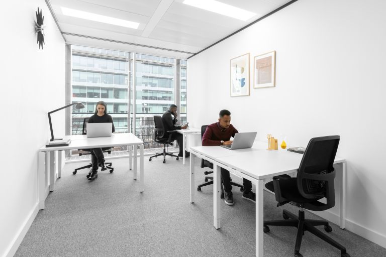 London - W55SL \ Ready-to-Use Private Office for 4 Workstations