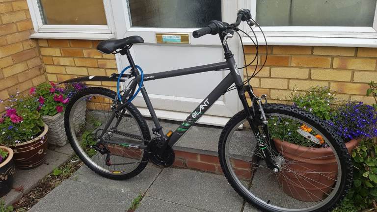 MANS 26" WHEEL FRONT SUSPENSION BIKE 20" FRAME IN GREAT CLEAN CONDITION