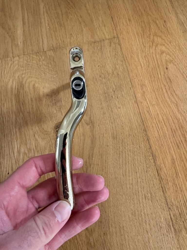 9 Window handles with lock