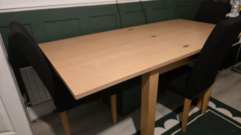 Extendable dining table 