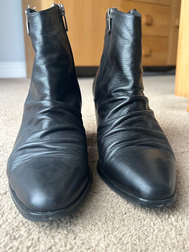 Moda in pelle black leather boots size 5.  Excellent condition.   