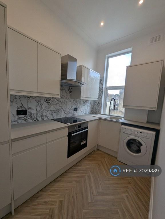 2 bedroom flat in Rosemont Road, London, NW3 (2 bed) (#3029339)