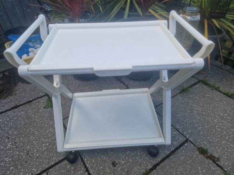 Folding trolley table on castors