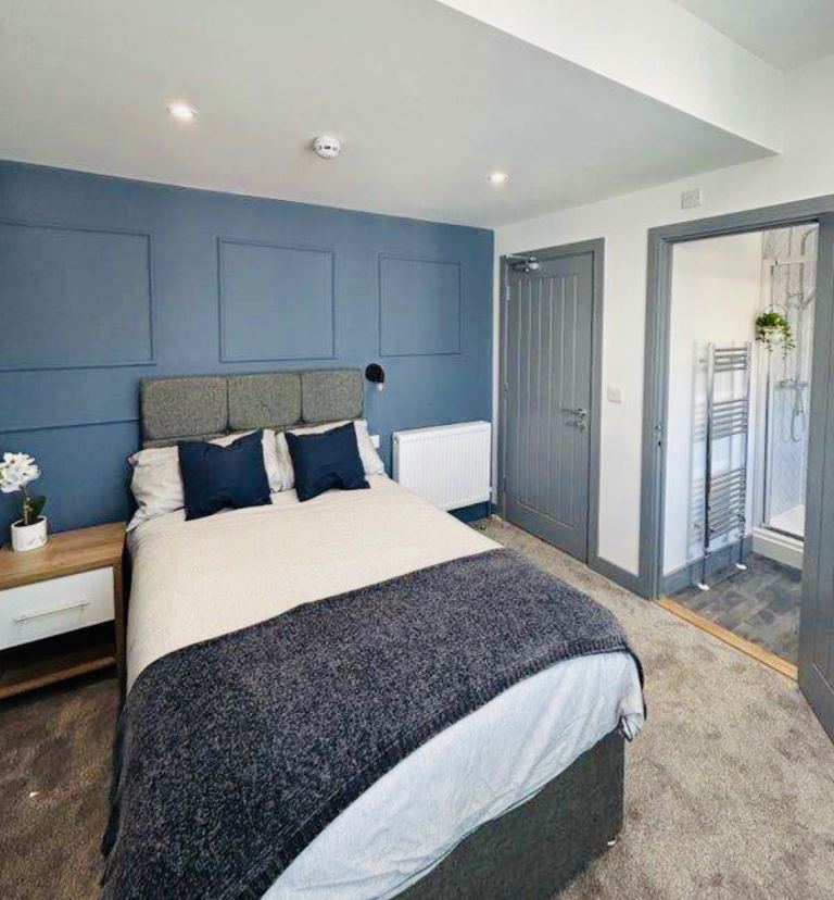 Modern en suite room to let £700 PCM 