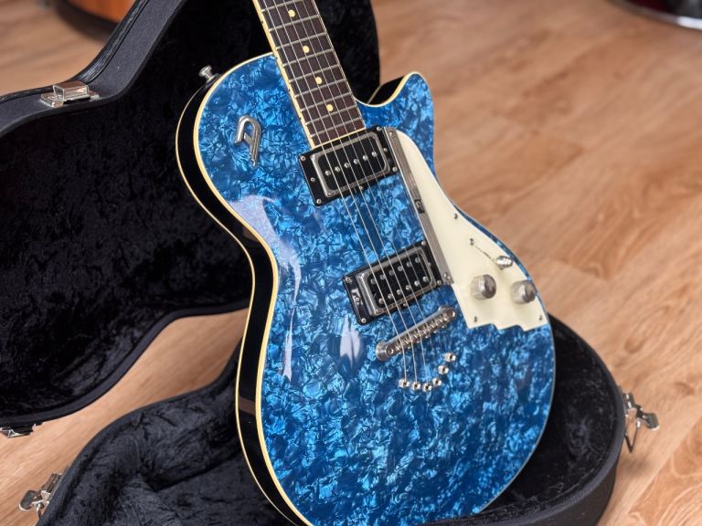 Duesenberg 49er  Pearl Blue with custom case