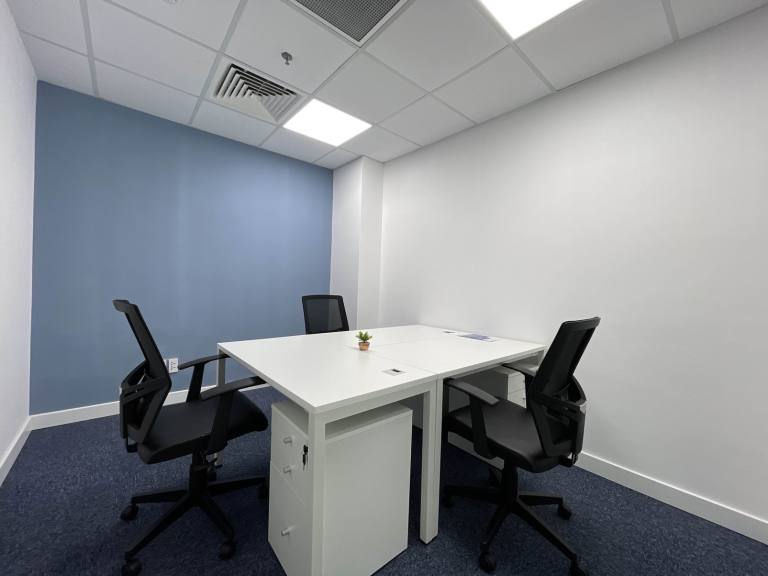 London - WC1X 8BP \ Office with 3 Desks for Rent