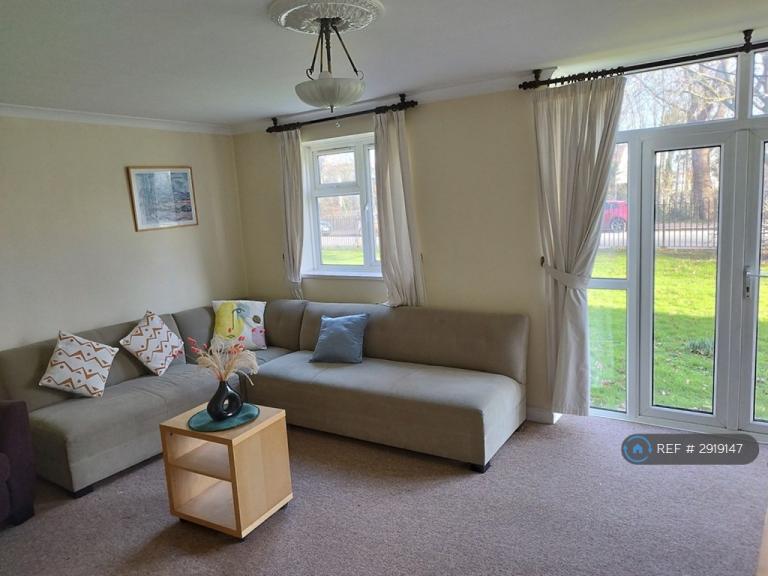 3 bedroom flat in Spencer Park, London, SW18 (3 bed) (#2919147)