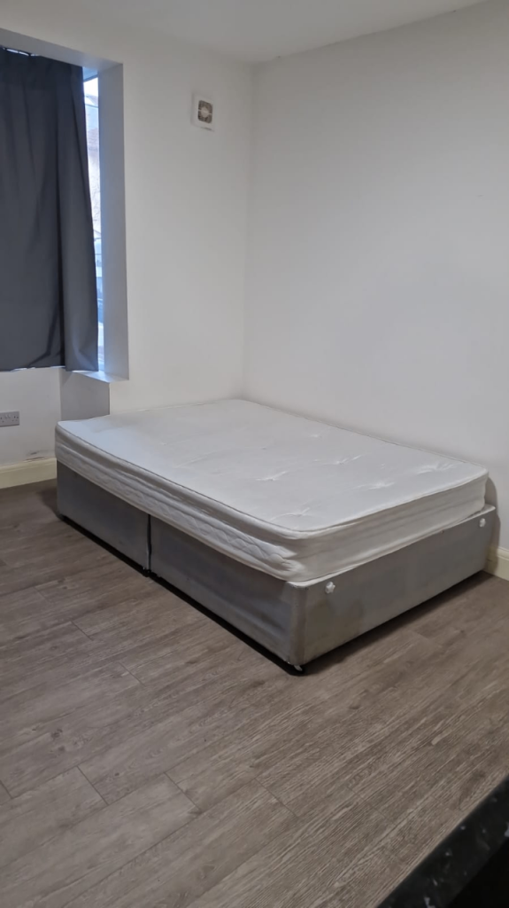 separate studio room for rent CR4 2LW