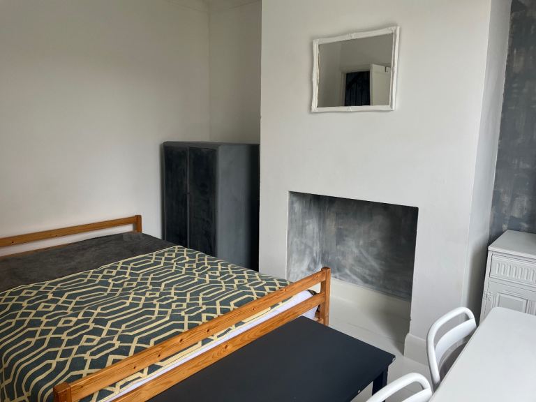 🤗🤗🤗Large sunny, clean, quiet room available NOW 