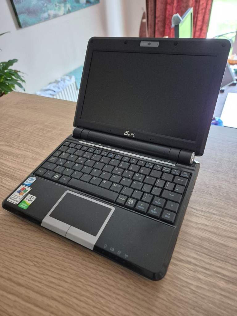 Asus Eee PC 901 tiny laptop running Linux Mint (was Windows XP and 10) in stunning condition