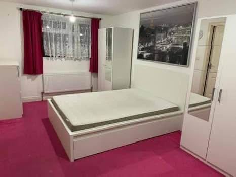 Huge Room with Big En-suite Bathroom