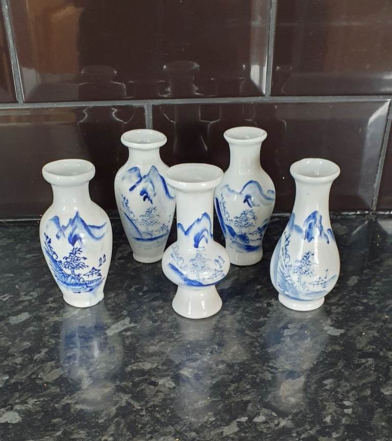 5   VINTAGE CHINESE-STYLE MINIATURE BLUE AND WHITE  VASES - 