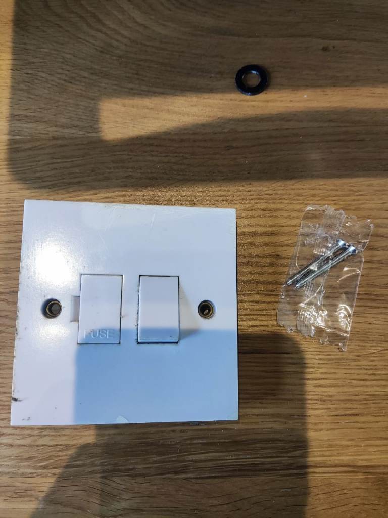 Switched Fuse Spur with 13A Fuse & Screws