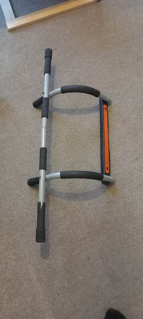 Pull up door frame bar