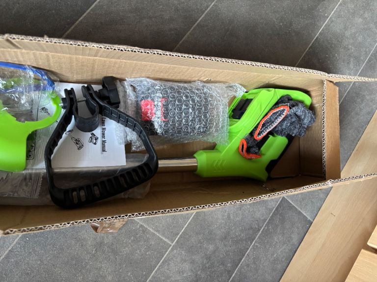 Cordless strimmer 