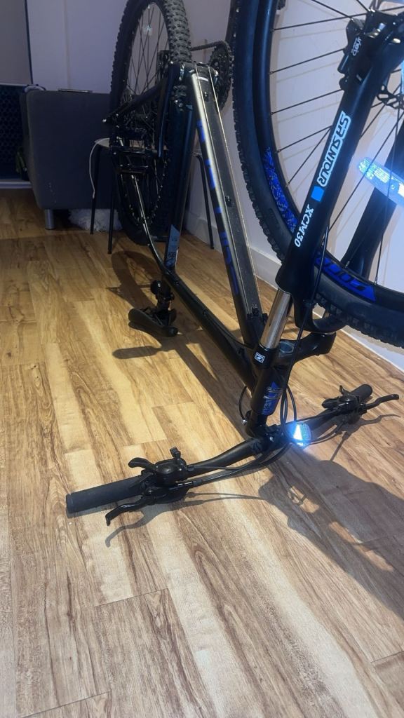 MOUNTAIN BIKE 