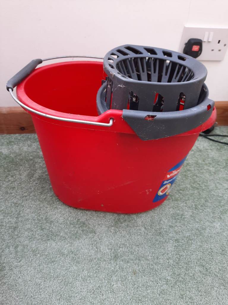 Mop bucket with wringer