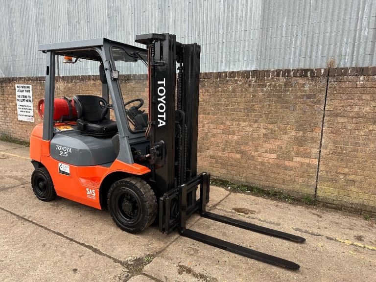 2006 Toyota 2.5t gas forklift, container spec triple mast, sideshift 