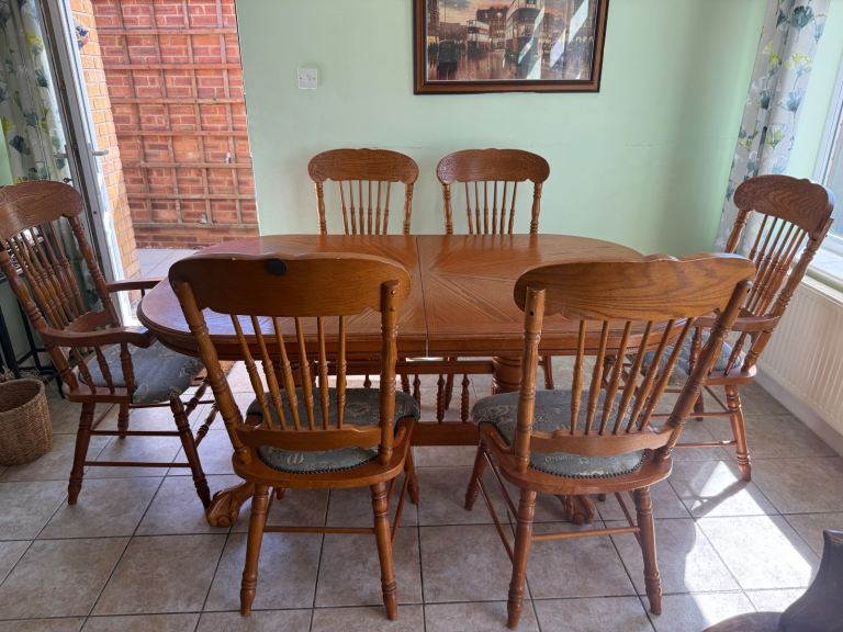 Dining table and 6 chairs 