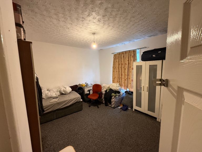 Double bedroom available 